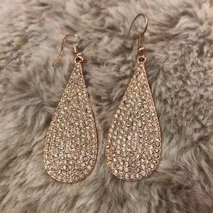 Rose gold tear drop earrings 🌾